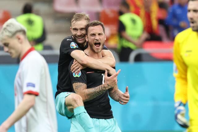 Marco Arnautovic schoss das dritte Tor für Österreich. Sein umstrittener Jubel in Richtung seines nordmazedonischen Kontrahenten Ezgjan Alioski hatten für den Stürmer Konsequenzen.  | Foto: GEPA