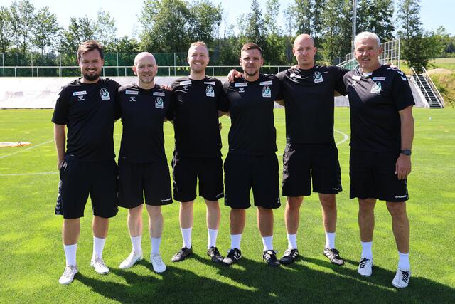 Das Betreuerteam mit Analyst Moritz Kossmann, Co-Trainer Mark McCormick, Cheftrainer Maximilian Senft, Co-Trainer Eduard Buxmann, Athletiktrainer Simon Zehenthofer und Tormanntrainer Wolfgang Wimmer. | Foto: SVR/Schröckelsberger 