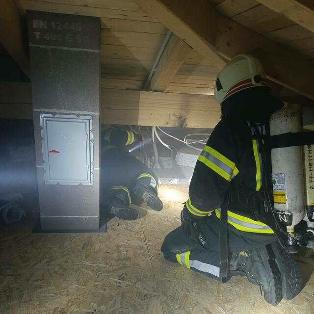 Aufgrund der Rauchentwicklung musste die Erkundung unter schwerem Atemschutz durchgeführt werden. | Foto: FF Mettmach