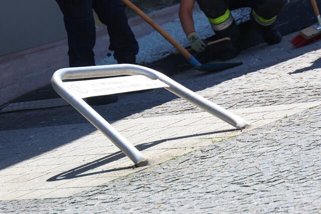 Eine Pensionistin verlor im Welser Stadtteil Neustadt die Kontrolle über ihr Fahrzeug und krachte mit dem KIA in den Eingangsbereich der Schutzengelapotheke. | Foto: laumat.at