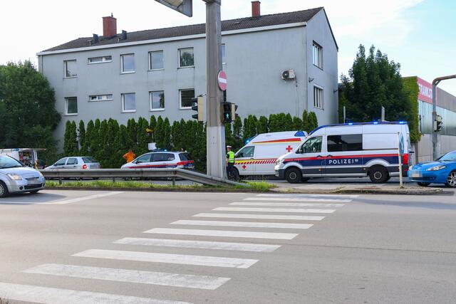 Eine 22-jährige Linzerin wurde Montagmorgen, 17. Juni, auf der B1 Wiener Straße von einem Auto erfasst und verletzt.