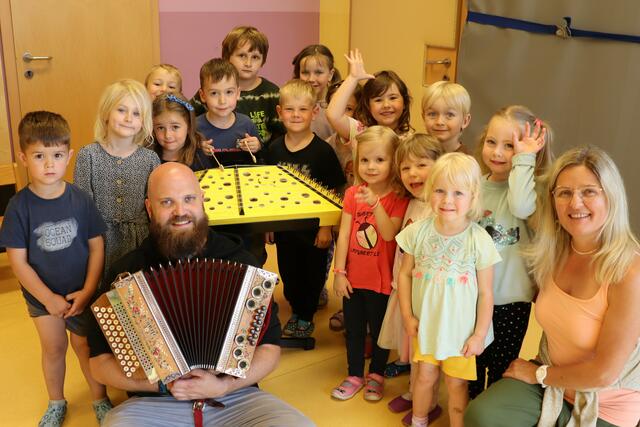 Die Kinder durften zahlreiche Instrumente selbst ausprobieren. | Foto: Strunz