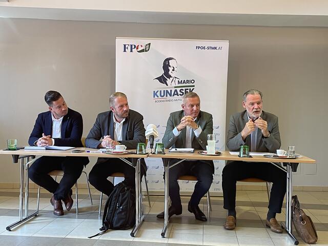 Bezirksparteiobmann Gerhard Hirschmann, Bundesrat Markus Leinfellner, Landesparteiobmann Mario Kunasek und Dritter Landtagspräsident Gerald Deutschmann bei der Vorstellung der Kandidatenlisten. | Foto: RMA