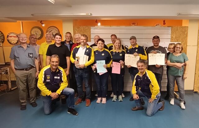 Schützenteam mit Oberschützenmeister vorne links, und Jugendtrainer Wilfried Mayerhofer vorne rechts.
Karl EISNER mitte mit Pokal - Vereinsmeister | Foto: Theodor Wedenig