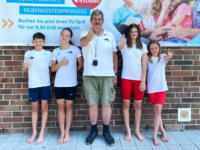 Trainer Helmut Krechl (Mitte) mit seinen Schwimmtalenten. | Foto: SVV