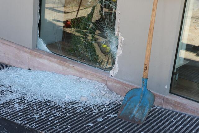 Eine Pensionistin verlor im Welser Stadtteil Neustadt die Kontrolle über ihr Fahrzeug und krachte mit dem KIA in den Eingangsbereich der Schutzengelapotheke. | Foto: laumat.at