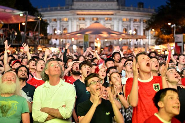 Mit Spannung fieberten tausende Fans, etwa hier am Wiener Rathausplatz, den Österreichern gegen Frankreich mit. | Foto: Elisabeth Mandl / REUTERS / picturedesk.com