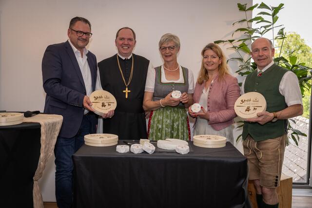 Geschäftsführer Friedrich Mitterhumer mit Abt Nikolaus, Bürgermeisterin Katharina Seebacher, Bezirkshauptfrau Elisabeth Leitern und Max Hiegelsberger (v.li.) | Foto: Käserei Schlierbach