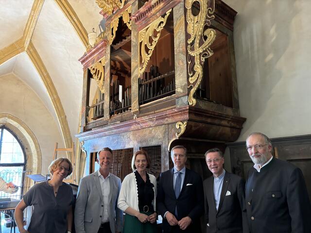 Die Verantwortlichen aus Kultur und Politik freuen sich, dass das Schmuckstück von 1595 wieder zum Leben erweckt wird.  | Foto: Laura Jung