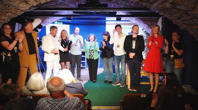 Da freute sich auch JuThe-Prinzipalin Ilse Flor (Mitte) mit den Schauspielern über die glänzende Premiere der Komödie „Ruhe! Wir drehen!" Am Foto rechts neben ihr Co-Regisseurin Helene Kogler und Christian Kogler, für den das die erste Regie-Arbeit war.