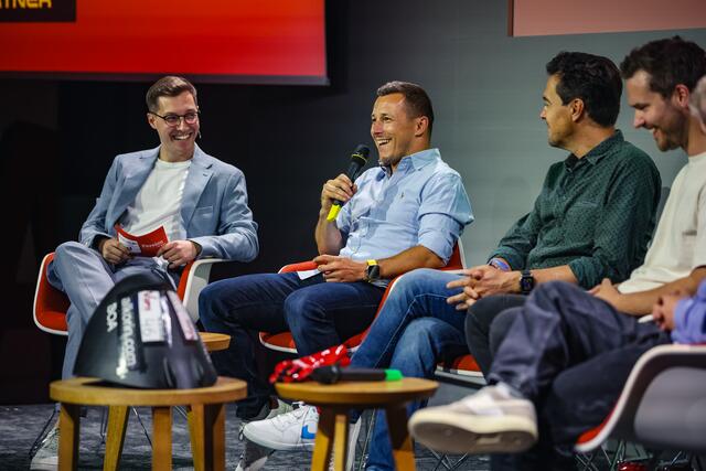 Die drei Speed-Asse, Ex-Rennfahrer Christian Klien, der österreichische Speed-Ski Rekordhalter
Manuel Kramer und Youtube-Star &amp; Biker Elias Schwärzler diskutierten mit A1-Werbeleiter Marco Harfmann und Moderator Florian Strohofer unter dem Motto „Passion for Speed" über ihre gemeinsame Leidenschaft für Geschwindigkeit. | Foto: GEPA pictures / A1 Pit Stop Challenge