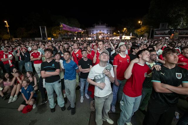 Der volle Rathausplatz am Montagabend. 14.500 Fans waren zusammengekommen, damit wurde die Kapazitäzgrenze erreicht. | Foto: TOBIAS STEINMAURER / APA / picturedesk.com