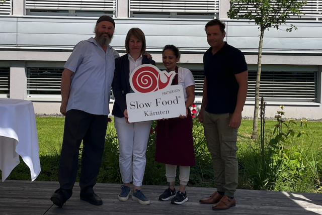 Gottfried Bachler und Christian Tammegger von Slow Food Kärnten überreichten die Tafel offiziel an Direktorin Barbara Urbanek und Kantinenchefin Natalia Odobasic. | Foto: RegionalMedien