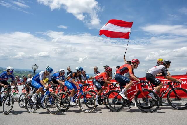 Fahrer rasen durch St. Pöltens historisches Zentrum beim Prolog der Tour of Austria 2024.
 | Foto: Tour of Austria