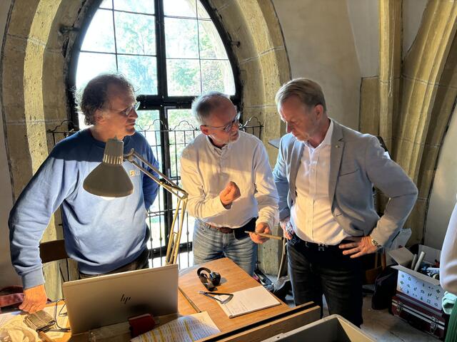 Mario Abl (rechts) im Gespräch mit den Orgelbauern. | Foto: Laura Jung