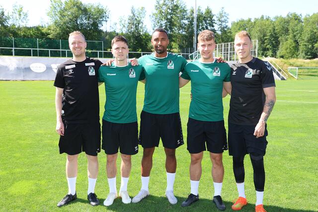 Cheftrainer Maximilian Senft mit den Neuzugängen Martin Rasner, Saliou Sané, David Berger und Felix Wimmer. | Foto: SVR/Schröckelsberger 