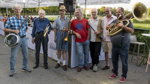 Gerald Pfister (trumpet), Wolfgang Straka (trombone), Emmerich Kutrovatz (clarinet), Helmut Blacky Schwarzer (piano), Peter Schwaaf Schwanzer (banjo, guitar), Hans Bibi Bichler (bass, vocal) und Richie Simon (drums) 
 | Foto: Gerhard MALY