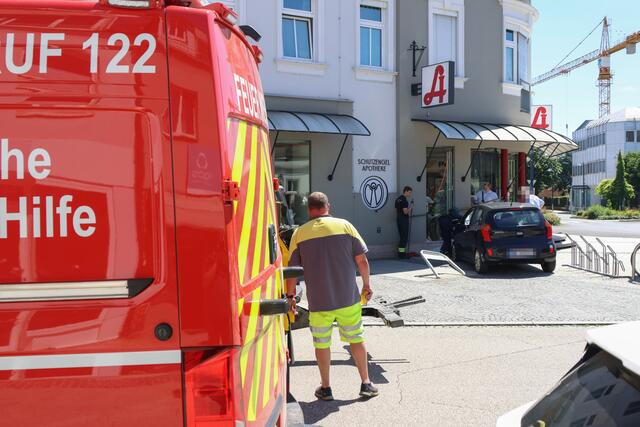 Eine Pensionistin verlor im Welser Stadtteil Neustadt die Kontrolle über ihr Fahrzeug und krachte mit dem KIA in den Eingangsbereich der Schutzengelapotheke. | Foto: laumat.at