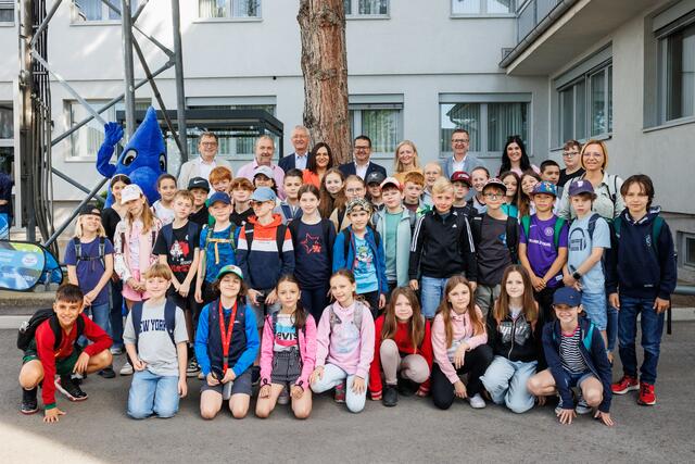 Im Bild v.l.n.r.: 4. Klasse Volksschule Mattersburg in der Zentrale Eisenstadt mit Helmut Herlicska (WLV), Bgm. Gerhard Bachmann, Nikolaus Sauer (WLV), Astrid Eisenkopf, Obmann WLV Ernst Edelmann, Bgm.in Rita Stenger, Bgm.Thomas Schmid
 | Foto: WLV Nördliches Burgenland