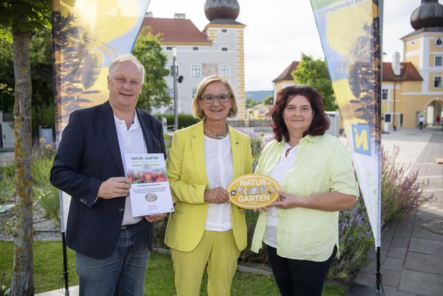 Krumbach: Landeshauptfrau Johanna Mikl-Leitner mit Vizebürgermeister Alfred Schwarz und Gemeindemitarbeiterin Margarethe Unger. | Foto: „Natur im Garten“ / R. Herbst