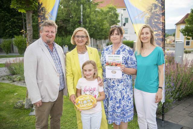 Walpersbach: Landeshauptfrau Johanna Mikl-Leitner mit Bürgermeister Peter Lielacher und Tochter Julia, Geschäftsführender Gemeinderätin Daniela Weissenbacher und Gemeinderätin Edith Tippel | Foto: „Natur im Garten“ / R. Herbst