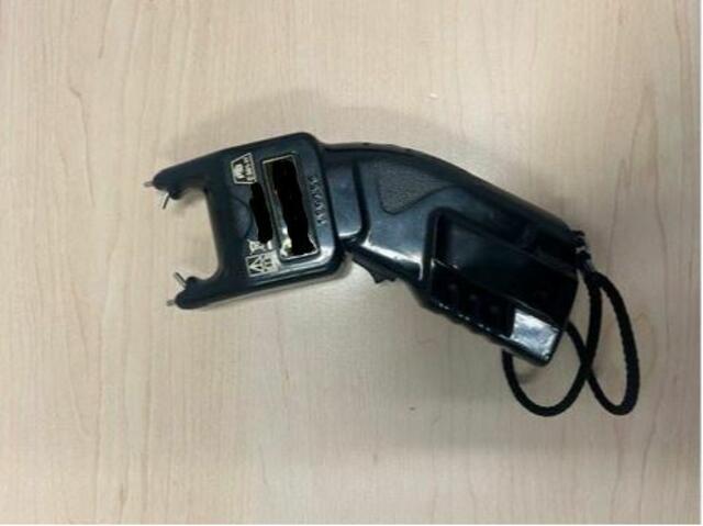 Die Polizei stellte bei dem Einbrecher einen Elektroschocker sicher.  | Foto: LPD Wien