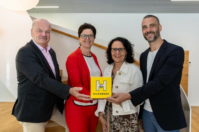 Von links: der Vereinspräsident des Hilfswerks Salzburg Christian Struber, die Geschäftsführerin Lydia Gruber, Landesrätin Daniela Gutschi und Thomas Wolf, Koordinator für praktische Ausbildung in den Salzburger Landeskliniken. | Foto: Franz Neumayr
