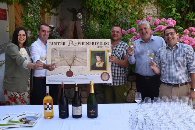 Rust feiert 500 Jahre Weinprivileg: (v.l.) Landeshauptmann-Stellvertreterin Astrid Eisenkopf, Wein-Burgenland Obmann Herbert Oschep, Winzer Günter Triebaumer, Bürgermeister Gerold Stagl, Historiker Martin Krenn  | Foto: Stefan Schneider