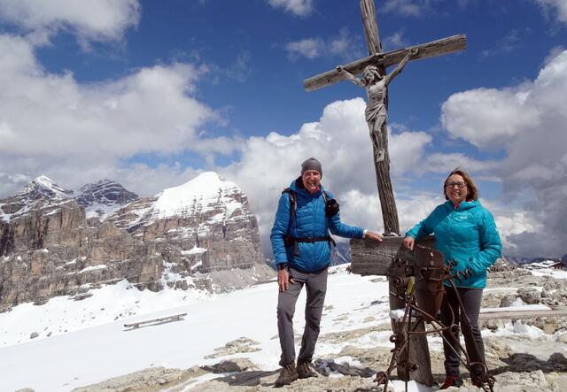 Gigi und ich auf dem tief winterlichen Kleinen Lagazuoi mit dem edlen Gipfelkreuz