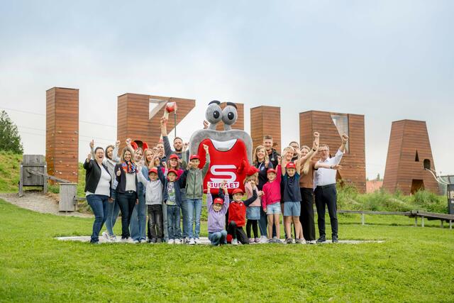 Jakob Leitner (r.), Geschäftsführer der Spar-Zentrale Marchtrenk, und Andrea Reisinger (l.), Betriebsratsvorsitzende sowie Projektkoordinatorin Elisabeth Wolfmayr (2. v. l.), hießen die Spar-Mitarbeiterinnen sowie Mitarbeiter und deren Familien im Ikuna Freizeitpark herzlich willkommen. | Foto: Spar