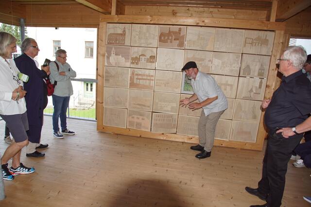 Gerald Bogner erläuterte die Ausstellung von „Konstante Veränderung“ vom zweiten Jahrgang des Gymnasiums Rohrbach, die er mit seinen Schülern gestaltet hat.  | Foto: Helmut Eder