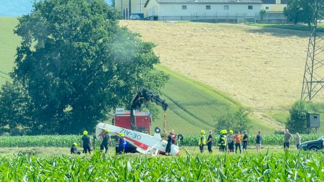 Einsatzkräfte der Feuerwehr bei der Bergung des Kleinflugzeugs auf dem Flugplatz in Seitenstetten, Bezirk Amstetten, am 19. Juni 2024. | Foto: DOKU-NÖ