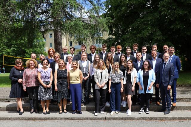 HAK Bad Ischl – 5BK:
Erste Reihe v.l.: Dir. Mag. Susanne Mayr, Mag. Eveline Posch, Mag. Gudrun Sotz-Hollinger MSc., MMag. Christine Leitner, Mag. Agnes Petritsch, Sahra Laimer, Mag. Sonja Derfler, Virág Varjaskéri, Bianca Hessenberger, Mag. Martin Hollinger MSc.
Zweite Reihe v.l.: Mag. Alexandra Auhuber, Mag. Mair-Mayer Ingrid, Mag. Susanne Mayr-Daringer, Mag. Katharina Steinkogler, Romy Pointner, Victoria Eisl, Sophia Appesbacher, Elena Lakicevic, Marco Steyrer, Mag. Erich Marehard, Mag. Alexander Zöhrer
Dritte Reihe v.l.: Mag. Marcela Sevcikova, Stefan Kienberger, Gabriel Calic, Mateo Grubesa, Jakob Lepic, Emir Mehmedovic, David Seitner, Florian Leitner, Deniz Achleitner, Kilian Wickl, Blaha Jindrich, Mag. Otto Ahammer, Mag. Raimund Mair | Foto: HAK Bad Ischl