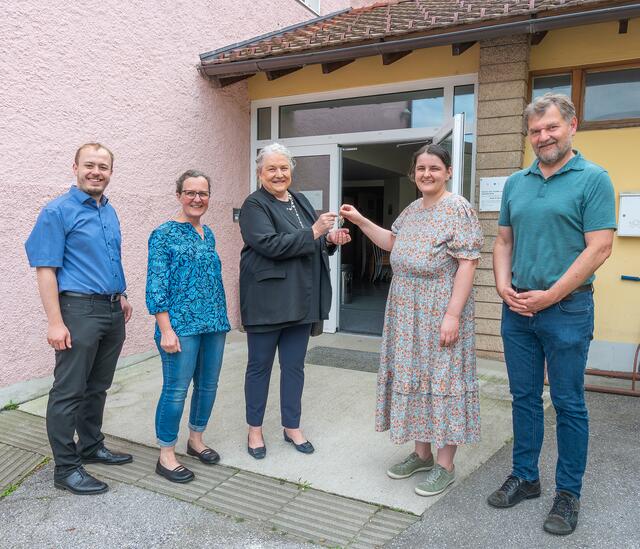 Die stellvertretende Pfarrgemeinderats-Obfrau Ida Brandstätter übergab den Schlüssel an Pflegedirektorin Walpurga Auinger (Mitte). | Foto: Jack Haijes