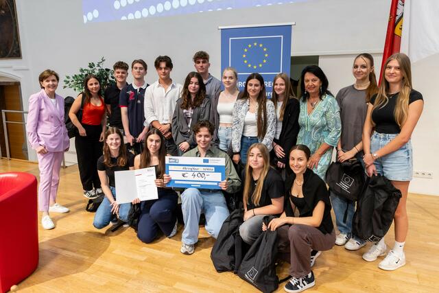 3. Platz BHAK 1 - Team EuroHAKLER der 3BK mit Landtagspräsidentin Brigitta Pallauf (1.v.l.) und Gritlind Kettl (Leiterin Stabstelle EU-Bürgerservice und Europe Direct, 3.v.r.) | Foto: Land Salzburg/Neumayr/Hofer