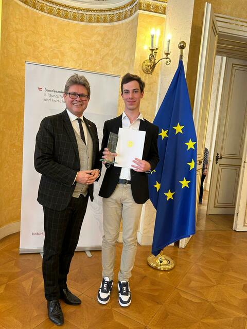 Bundesminister Martin Polaschek ehrte den Landessieger Peter Rachensperger. | Foto: JO.HAK, Gertraud Ertl