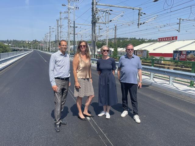 Die Westausfahrt öffnet am 20. Juni für den Verkehr. v.l.: Thomas Herzfeld, Ulli Sima sowie Michaela Schüchner und Friedrich Nikolaus Ebert beim Lokalaugenschein.  | Foto: Patricia Hillinger/RMW