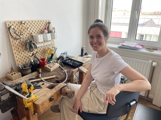 Denise Sobota stellt in ihrer Werkstatt in Ottakring einzigartigen Schmuck aus Silber her. | Foto: Philipp Scheiber