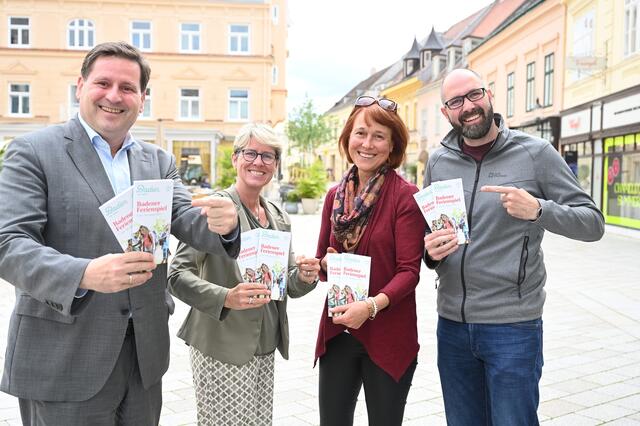 Bürgermeister Stefan Szirucsek, GR Judith Händler, StR Angela Stöckl-Wolkerstorfer sowie Sascha Steffl von der Abteilung Jugend und Sport mit der neuen Ferienspielbroschüre. | Foto: 2024psb/sap