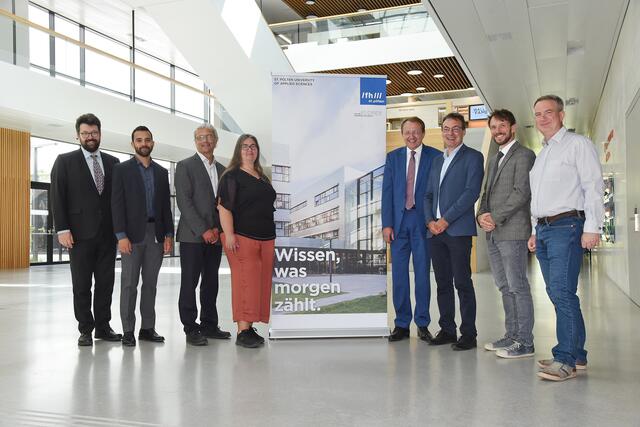 Vizebürgermeister Harald Ludwig, FH-Dozent Victor Adriel de Jesus Oliveira, FH-Geschäftsführer Hannes Raffaseder, Senior Researcher Alexandra Anderluh, Bürgermeister Matthias Stadler, FH-Geschäftsfüher Johann Haag, Brian Horsak, Leiter des Center for Digital Health and Social Innovation und Torsten Priebe, Leiter der Forschungsgruppe Data Intelligence. | Foto: Josef Vorlaufer