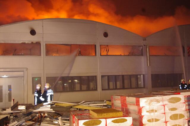 Einer der größten Einsätze für die Feuerwehr Klosterneuburg, die sie in den vergangenen 15 Jahren zu bewältigen hatte, war der Großbrand der INKU Halle im Jahr 2011.  | Foto: Heinreichsberger