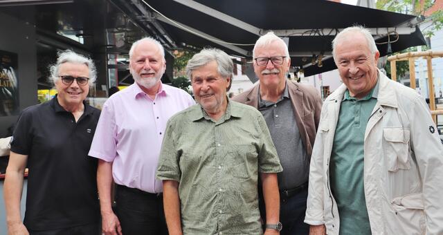Klaus Merzeder (Bildmitte) mit Sappi-Wegbegleitern. Betriebsräte a.D. Hubert Gangl und Wolfgang Kamedler, Geschäftsführer a.D. Dieter Radner und Leykam-Vorstand a.D. Ingo Hampel (re). | Foto: Edith Ertl