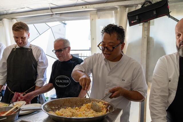Niemand geringeres als Wolfgang Puck und sein Team kochte auf. | Foto: Weingut Kracher