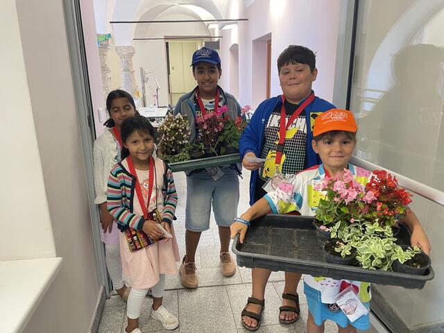 Ein Bild aus dem Vorjahr zeigt Kinder beim Verkauf ihrer Blumen.
