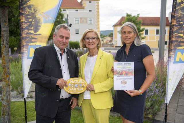 Lanzenkirchen: Landeshauptfrau Johanna Mikl-Leitner mit Bürgermeister Bernhard Karnthaler und Geschäftsführender Gemeinderätin Sabina Doria. | Foto: „Natur im Garten“ / R. Herbst