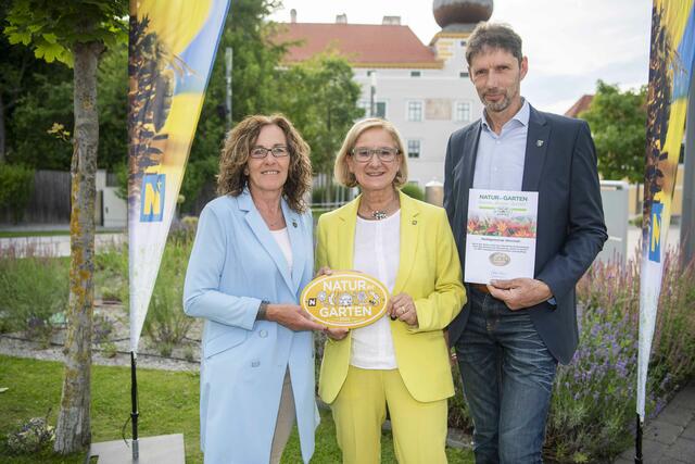 Wiesmath: Landeshauptfrau Johanna Mikl-Leitner mit Geschäftsführender Gemeinderätin Gabriele Grundtner und Vizebürgermeister Hubert Kornfeld | Foto: „Natur im Garten“ / R. Herbst