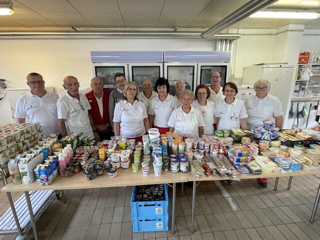 Vorbereitet für Nahrungsmittelausgabe der "Team Österreich Tafel" in Mürzzuschlag: die ehrenamtlichen Helferinnen und Helfer vom Roten Kreuz Mürzzuschlag.  | Foto: Koidl