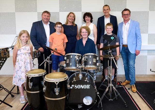 Mia, Bürgermeister Leopold Gruber-Doberer (Marktgemeinde Ruprechtshofen), Marcel, Volksschul-Direktorin Susanna Auer, Bildungs-Landesrätin Christiane Teschl-Hofmeister, Musikschulleiterin Leopoldine Salzer (Musikschule Alpenvorland), Obmann Franz Haydn (Musikschule Alpenvorland), Niklas, Bügermeister Hans-Jürgen Resel (Marktgemeinde St. Leonhard am Forst) | Foto: NLK Pfeiffer