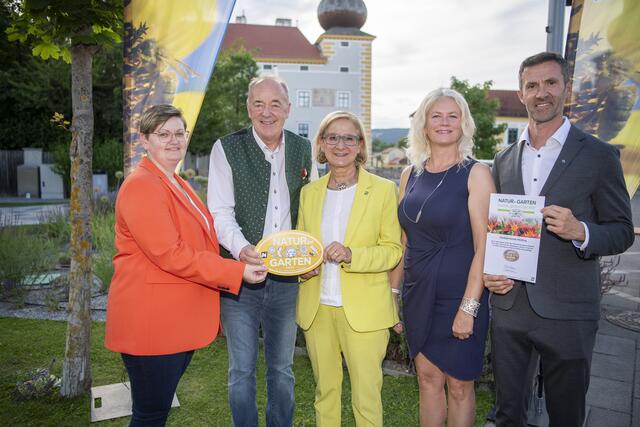 Landeshauptfrau Johanna Mikl-Leitner mit Alexandra Hanser (Leitung-Stellvertreterin Gärtnerei &amp; Forst), Stadtrat Leopold Lindebner, Gorona Rampazzo Todorovic (Leitung Gärtnerei &amp; Forst) und Vladimir Vasic (Abteilungsleiter-Stellvertreter Wirtschaftshof). | Foto: „Natur im Garten“ / R. Herbst