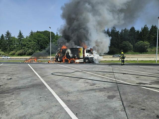 Als die Feuerwehren Autal und Raaba am Rastplatz Laßnitzhöhe eintrafen, stand der Lkw bereits in Vollbrand.  | Foto: FF Autal
